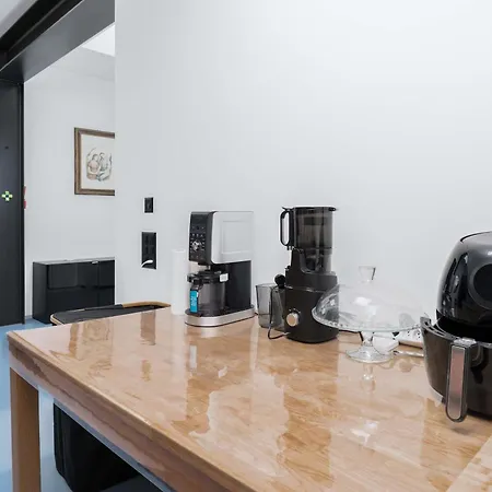 Modern With Balcony View & Workspace Appartamento *