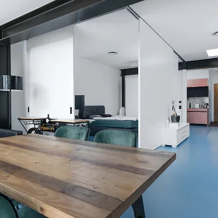 Appartamento Modern With Balcony View & Workspace