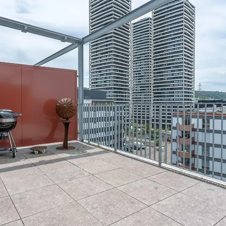 Appartamento Modern With Balcony View & Workspace Zurigo